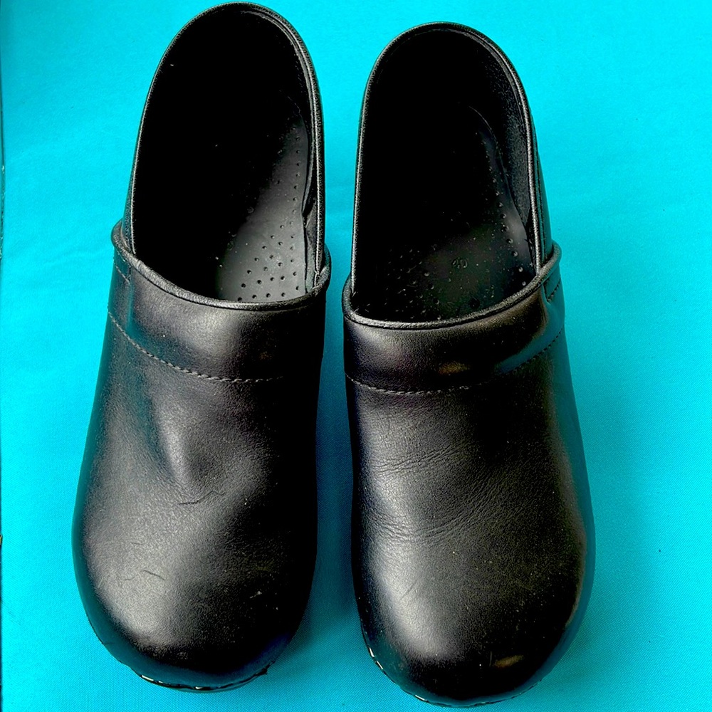 Women Sanita clogs size 9. Black